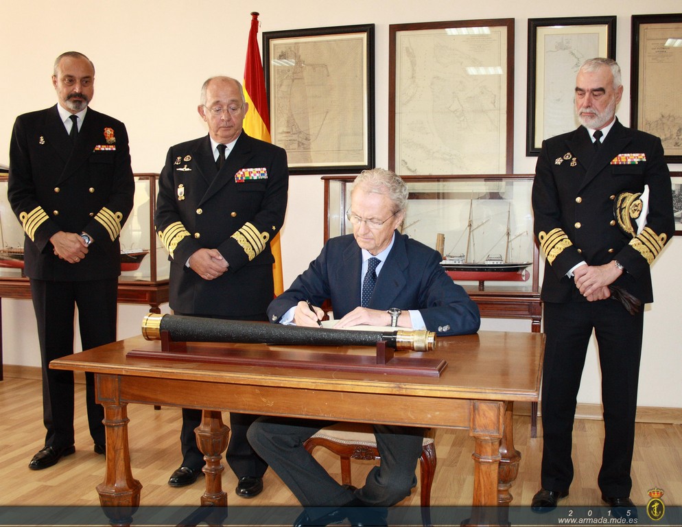 Al finalizar su visita, el Ministro de Defensa firmó en el Libro de Honor de la unidad